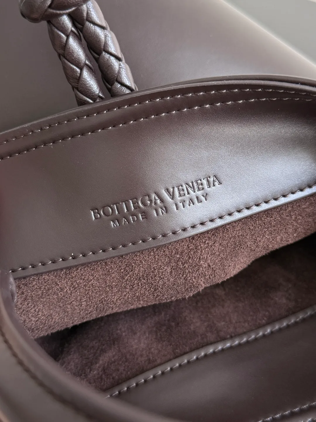 Batch 1620 BOTTEGA VENETA 2025 new women's LIBERTA small bucket bag The wind of "freedom" is still blowing towards summer🫧Unique bag shape and large enough capacity. This kind of small bag has always been very popular in summer. It can easily store essential items such as sunscreen and mini 5-fold umbrella when carrying it when going out. It uses braided knots and horseshoe buckle shapes. The metal ring is used for opening and closing, and the classic weaving is only used as an embellishment here, giving way to the simplicity of all-leather. It is a true combination of innovation and classics. It is also equipped with a detachable long shoulder strap. Friends who don’t like to carry it on the shoulder can only buy this bag and have more choices. Style number: 815244 Size: 22*18*15cm